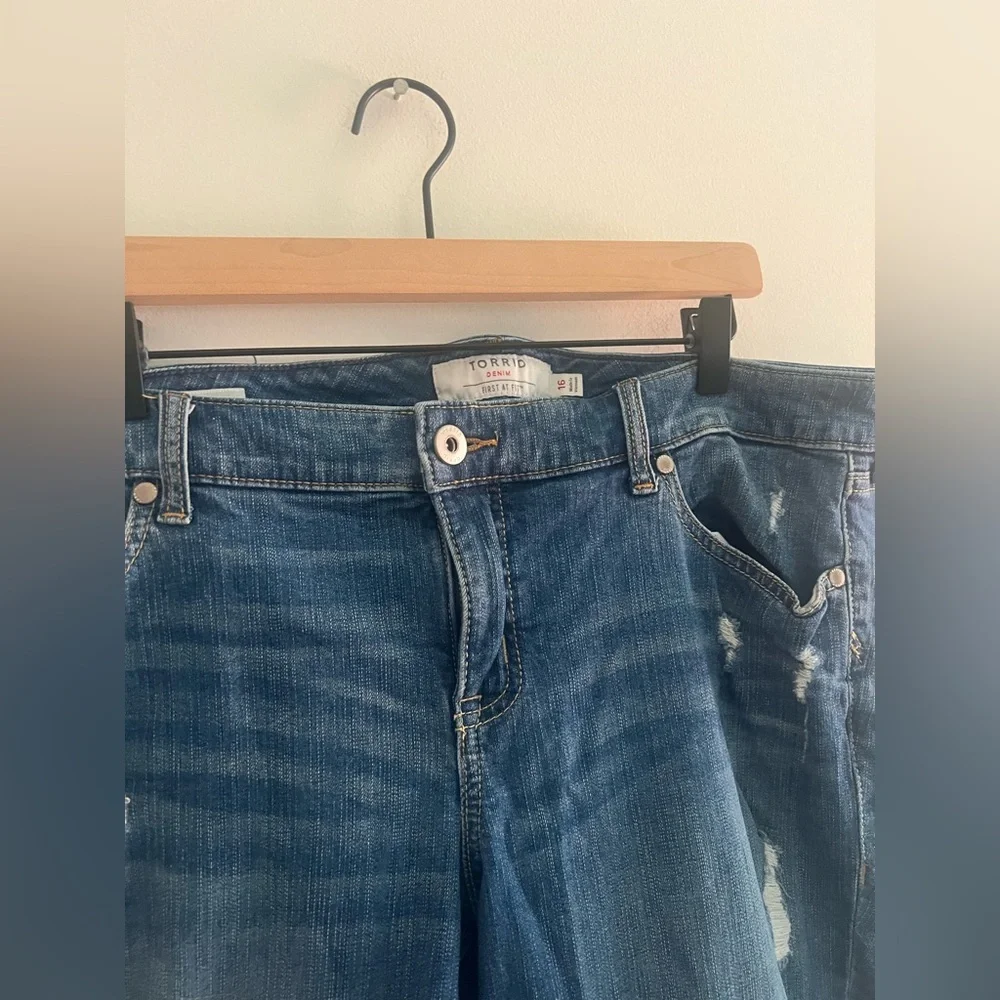 Torrid Boyfriend Crop Jeans Size 16 Distressed Ripped Blue Denim - Picture 2 of 6